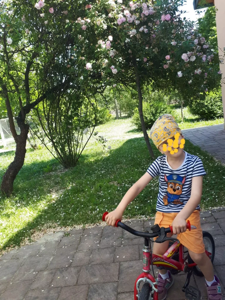 Bambino in bici 