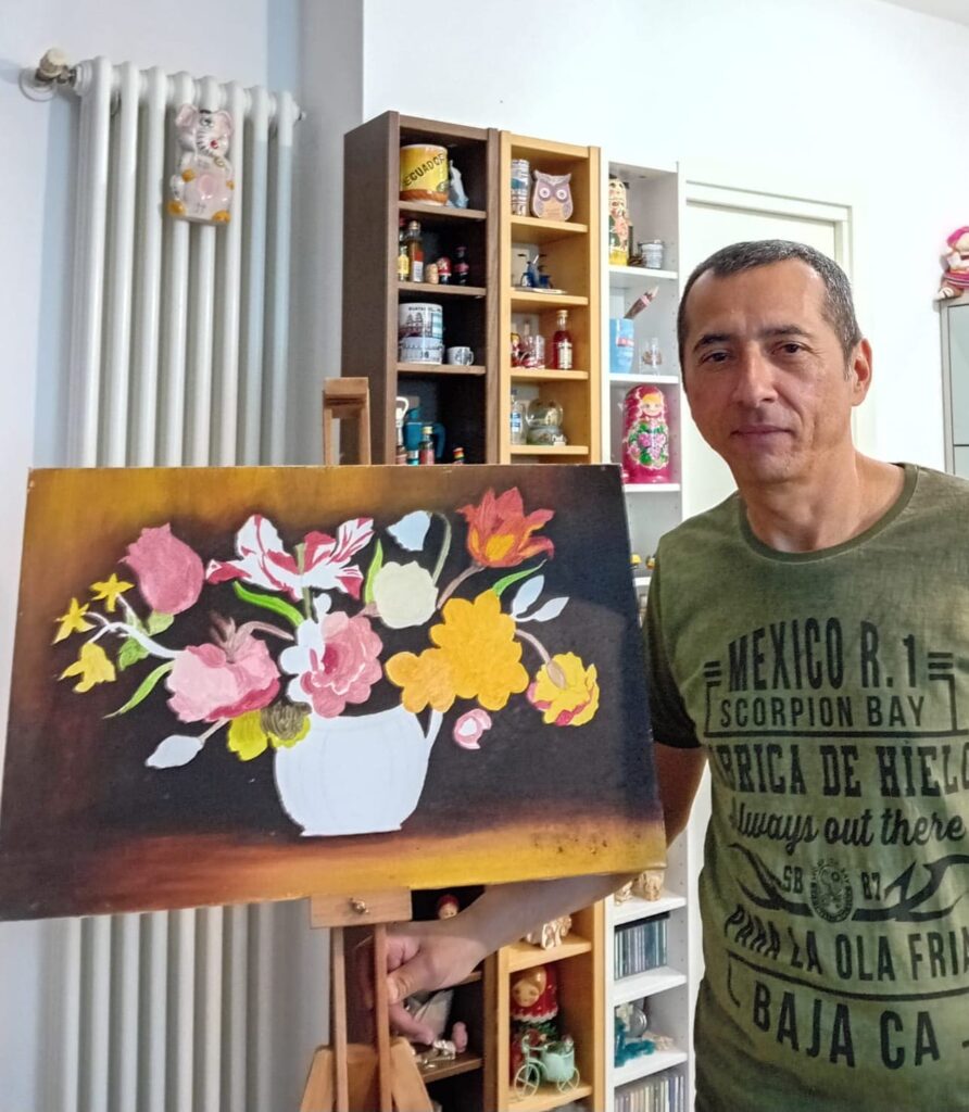 uomo mostra un dipinto di fiori 