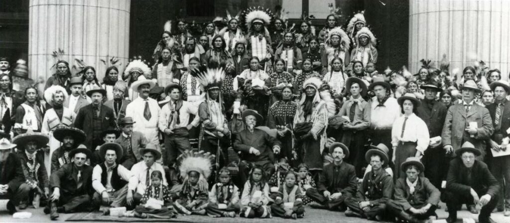 Foto di gruppo in bianco e nero con Buffalo Bill