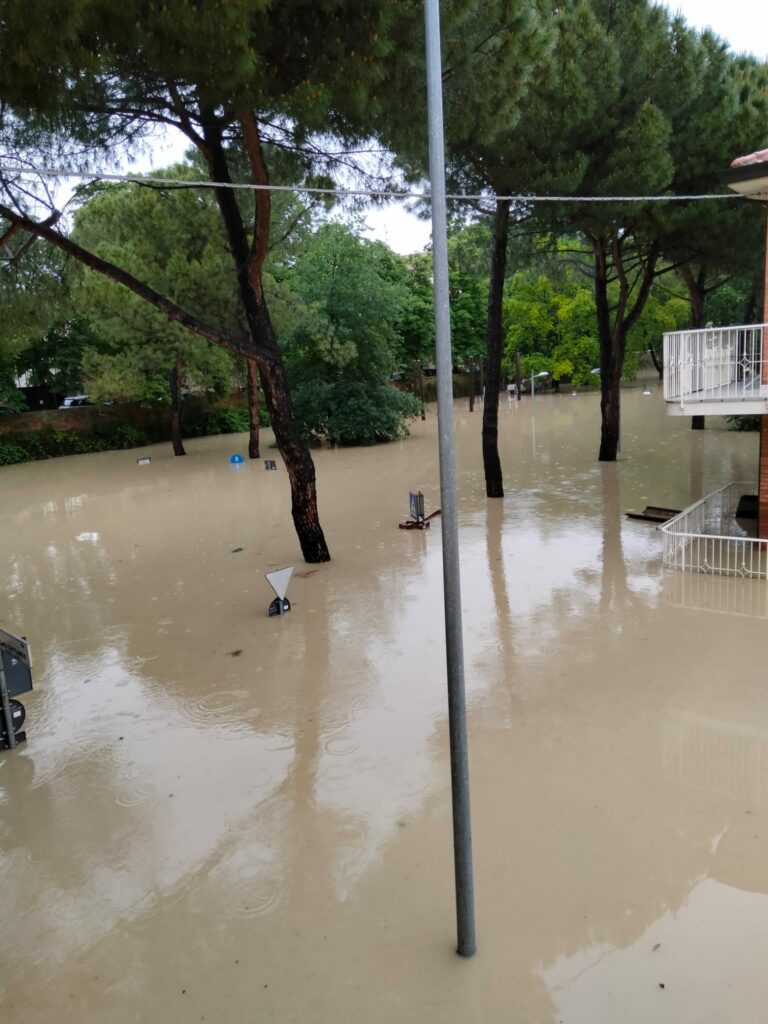 alluvione in Romagna con strade allagate