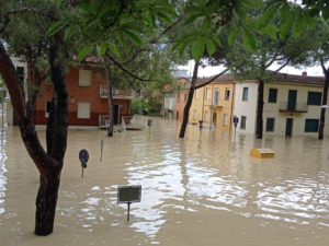 fotografia alluvione con edifici sommersi dalle acque