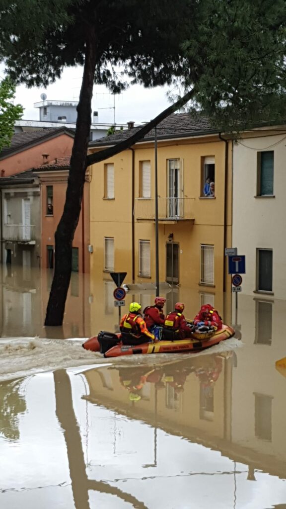 gommone dei soccorsi per le persone alluvionate