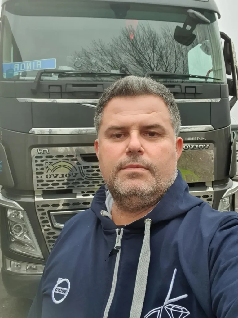 Selfie di un uomo autista di un camion