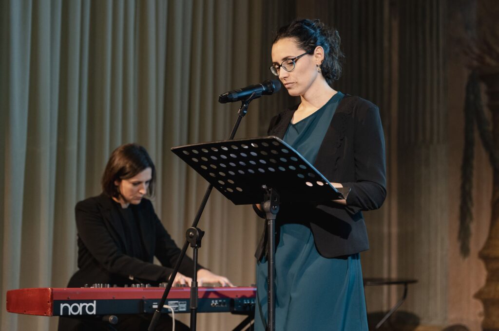 Cantante accompagnata da musicista