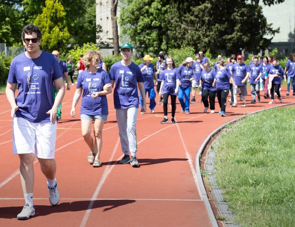 Atleti con disabilità su una pista di atletica