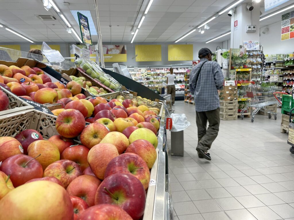 Uomo in corsia della frutta di un supermercato