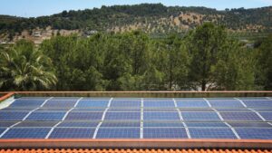 tetto di azienda con pannelli fotovoltaici installati