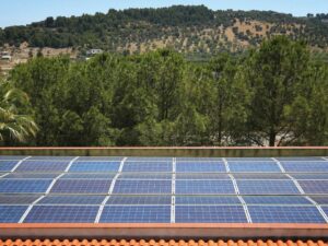 tetto di azienda con pannelli fotovoltaici installati