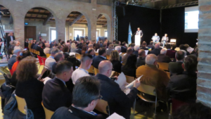 platea di persone durante una conferenza