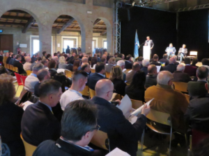 platea di persone durante una conferenza