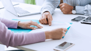persone lavorano su fogli di carta