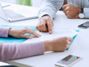 persone lavorano su fogli di carta