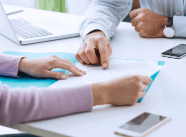 persone lavorano su fogli di carta