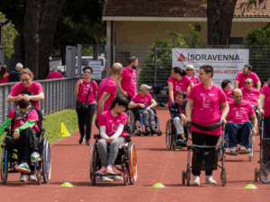 gruppo di ragazzi e ragazze con disabilità insieme a ragazzi e ragazze normodotate