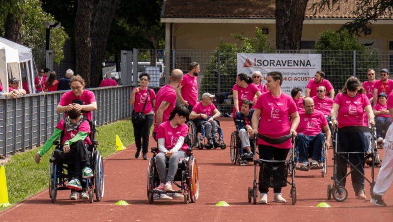 gruppo di ragazzi e ragazze con disabilità insieme a ragazzi e ragazze normodotate