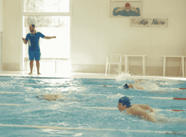 piscina nuoto con allenatore e atleti