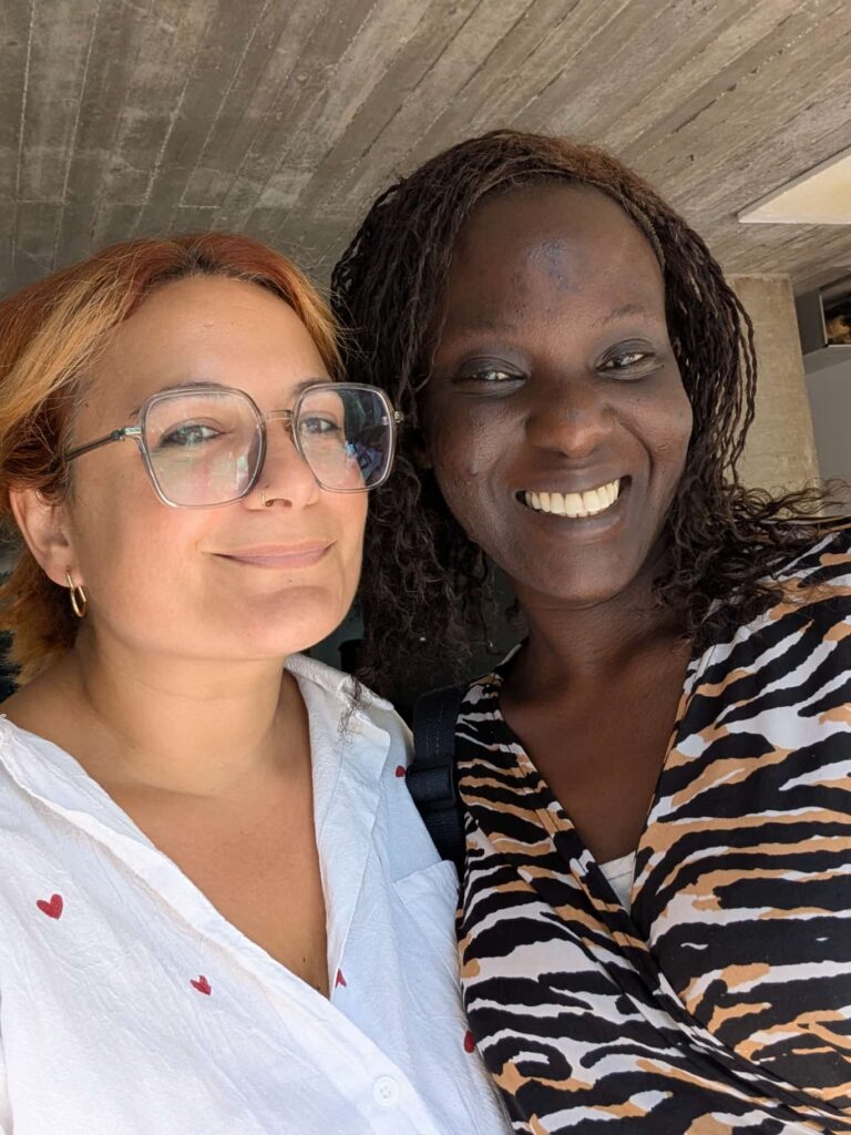 donna di carnagione bianca con capelli biondi e donna di carnagione scura con capelli scuri