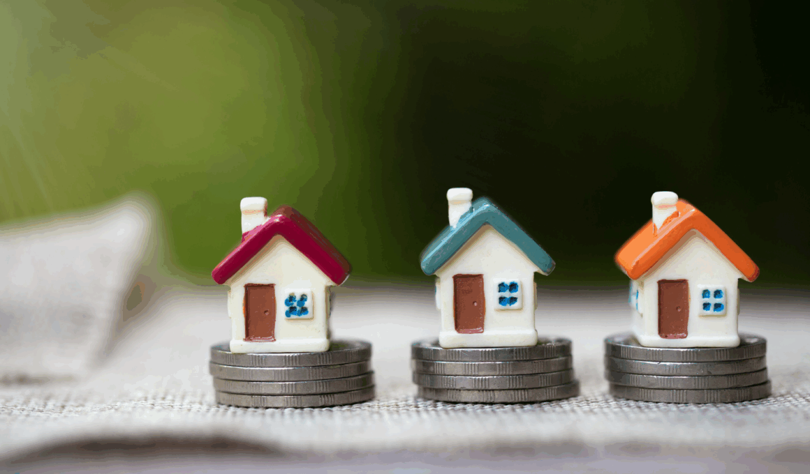 tre piccole case giocattolo con colori di tetti diversi