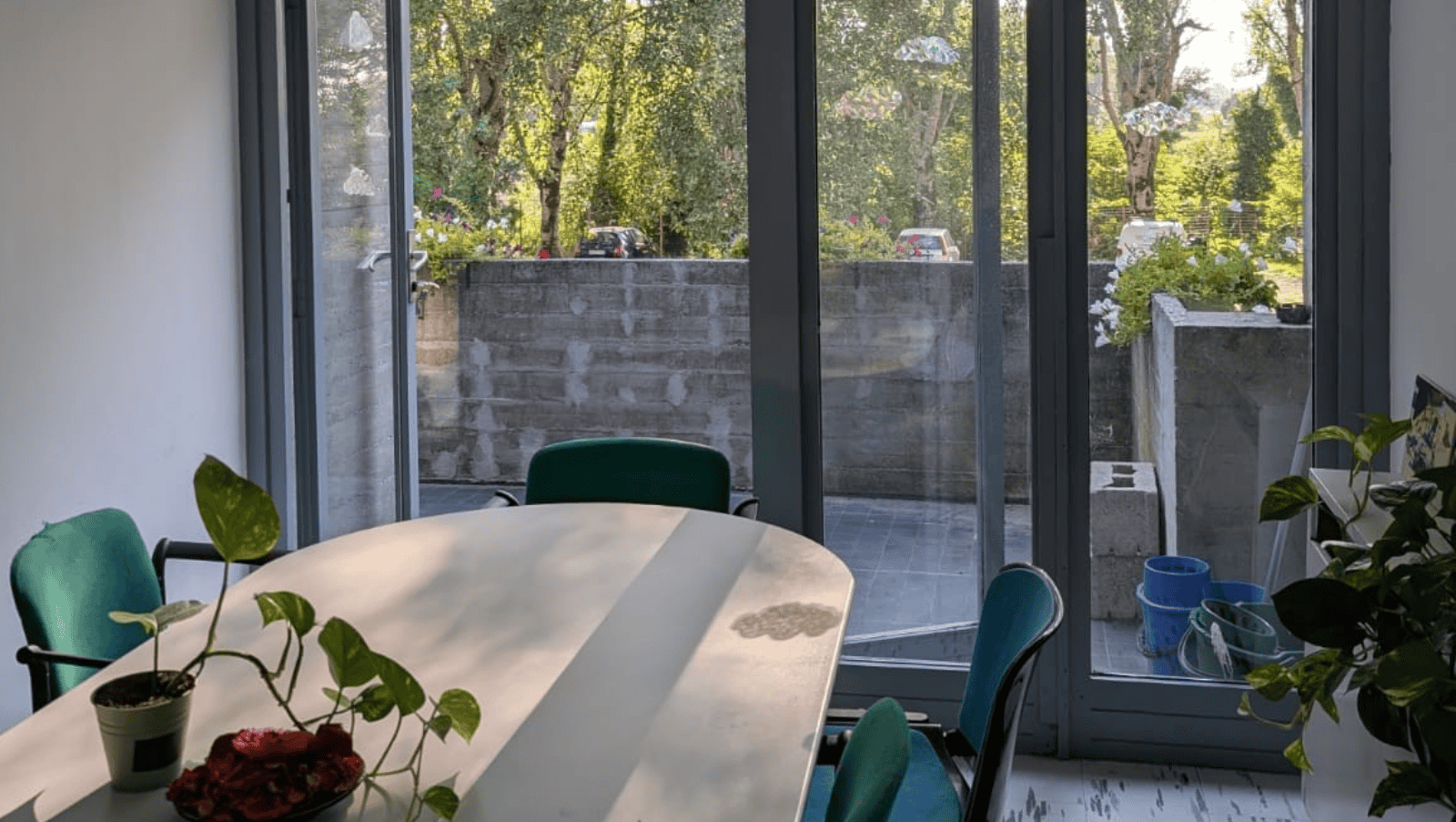 tavolo con sedie e sfondo di finestra