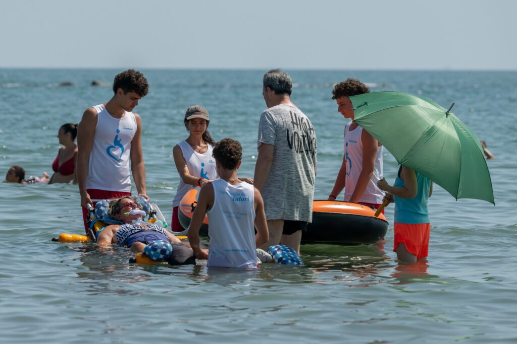 volontari con donna disabile in mare