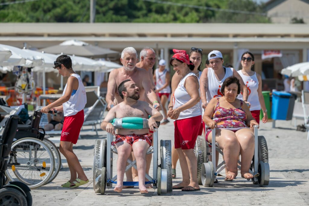 volontari con persone disabili su carrozzina