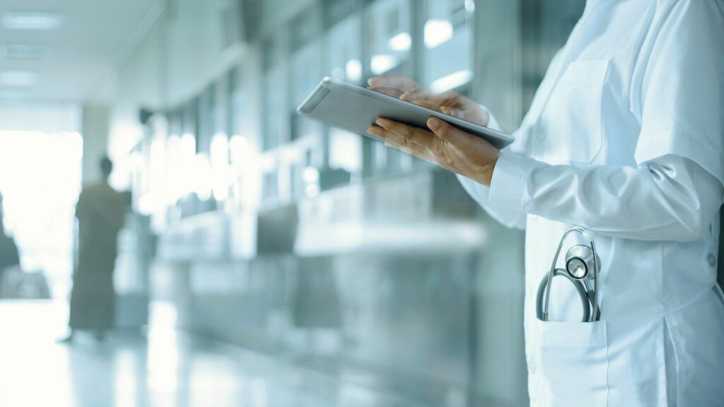 corsia di ospedale e medico